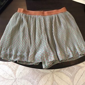 Polkadot elastic flowy shorts.